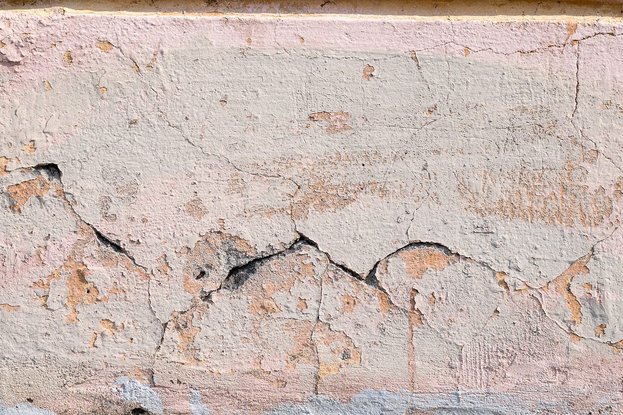 🛠️ Découvrez comment et pourquoi plâtrer un mur endommagé