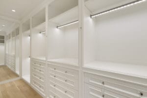 L’avantage des rangements personnalisés pour structurer un espace de vie