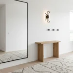 Couloir moderne décoré avec miroir grand format et accessoires design