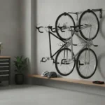 Râtelier vélo mural en métal noir avec deux vélos suspendus dans un garage organisé et bien éclairé