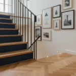 Escalier intérieur décoré avec contremarches colorées et rampe en métal noir