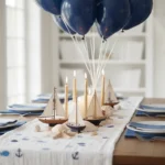 Décoration baptême garçon thème marin avec ballons bleu marine et chemin de table en lin blanc