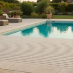 Volet roulant de piscine bloqué avec lames immergées à la surface du bassin