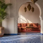 Salon décoré dans le style Alhambra avec zellige bleu cobalt, arche mauresque et lanternes en laiton perforé