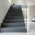 Escalier en béton peint gris anthracite avec finition satinée polyuréthane, intérieur contemporain