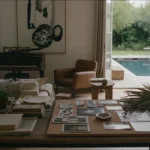 Intérieur style Gainsbourg avec murs sombres, accumulation de tableaux et velours bordeaux dans un appartement parisien