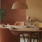 Salle à manger conviviale avec table ronde en bois, chaises colorées et suspension en fibre naturelle