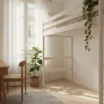 Petite chambre lumineuse avec lit mezzanine en bois blanc, bureau en chêne et chaise paillée sous la fenêtre